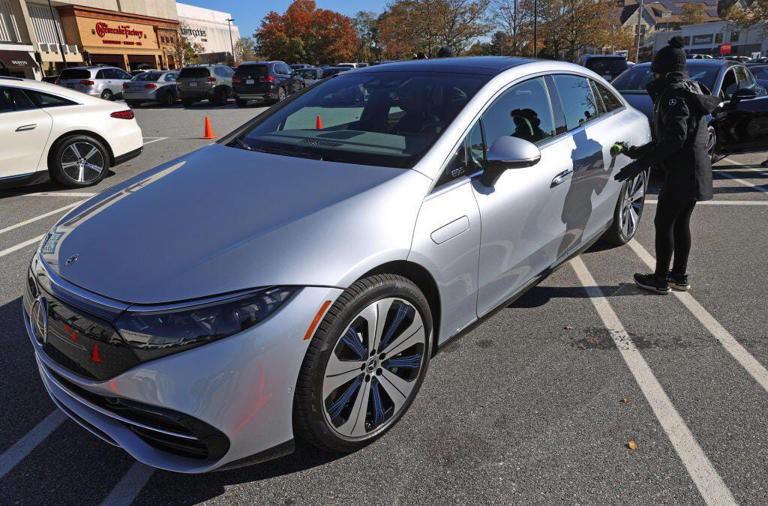 Some Mercedes Self-Driving Cars Won't Require You to Even Watch the Road