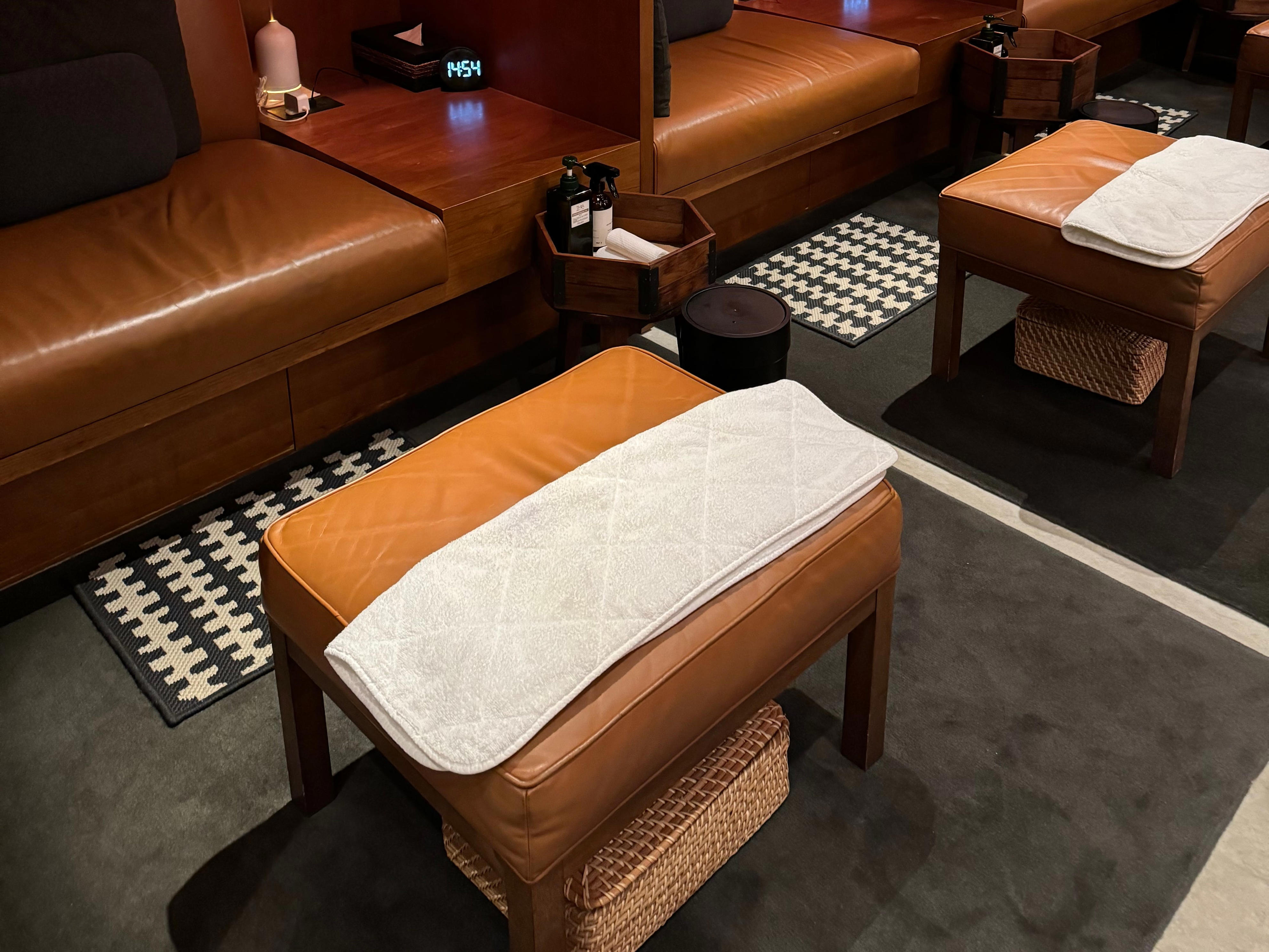 <p>The massage space was dimly lit and quiet. If time slots were available, I could reserve a complimentary foot massage, neck/back massage, or head massage in 15-minute increments with a masseuse. </p>