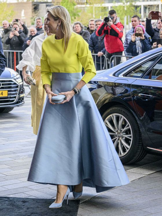 máxima de holanda, una falda azul y dos formas muy distintas de combinarla: su look con top amarillo y pendientes de zafiros
