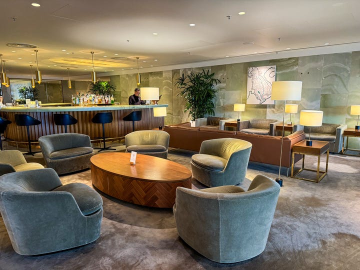 <p>There was no shortage of seating space in this first-class lounge.</p><p>Large couches, clusters of chairs, workstations, and other seating options offered plenty of spaces to suit a variety of travelers' needs.</p>
