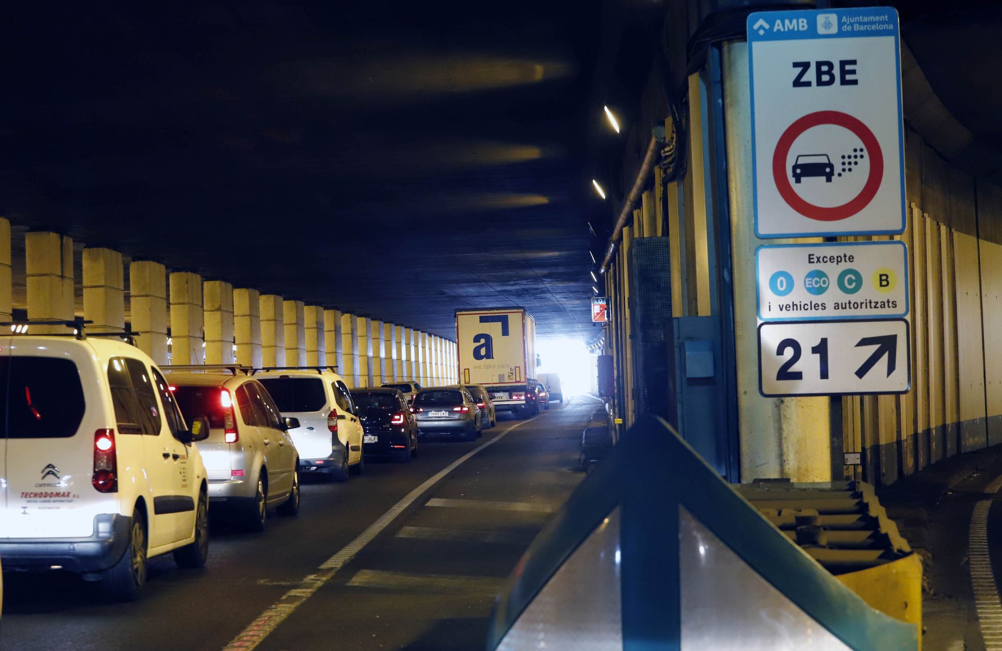 barcelona ya tiene fecha para prohibir los coches con etiqueta b en sus zonas de bajas emisiones
