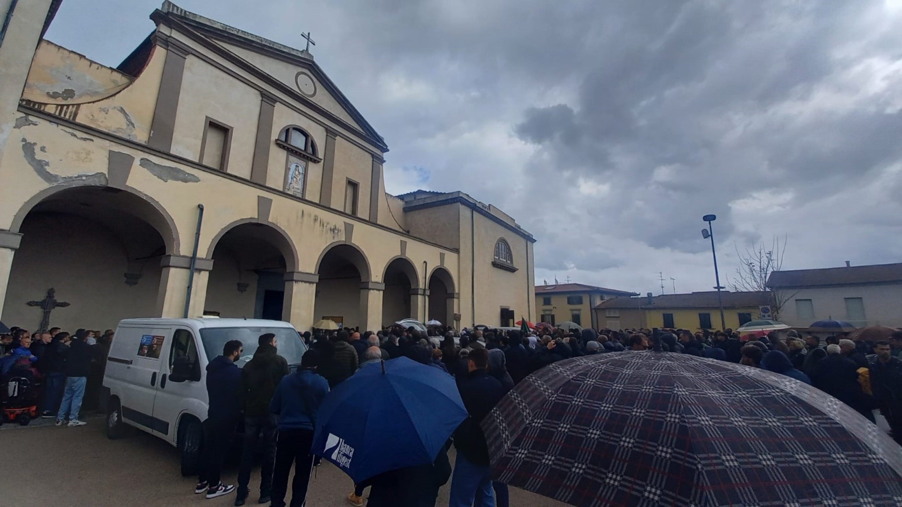 Folla E Commozione Ai Funerali Del Calciatore Morto Dopo Malore