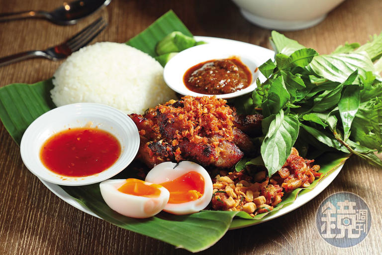 「坤泰國東北菜Krumn By Phed Phed」的「Grilled Pork烤豬肉飯」最精彩的毫無油耗味的豬油渣。（160泰銖／份，約NT$141）
