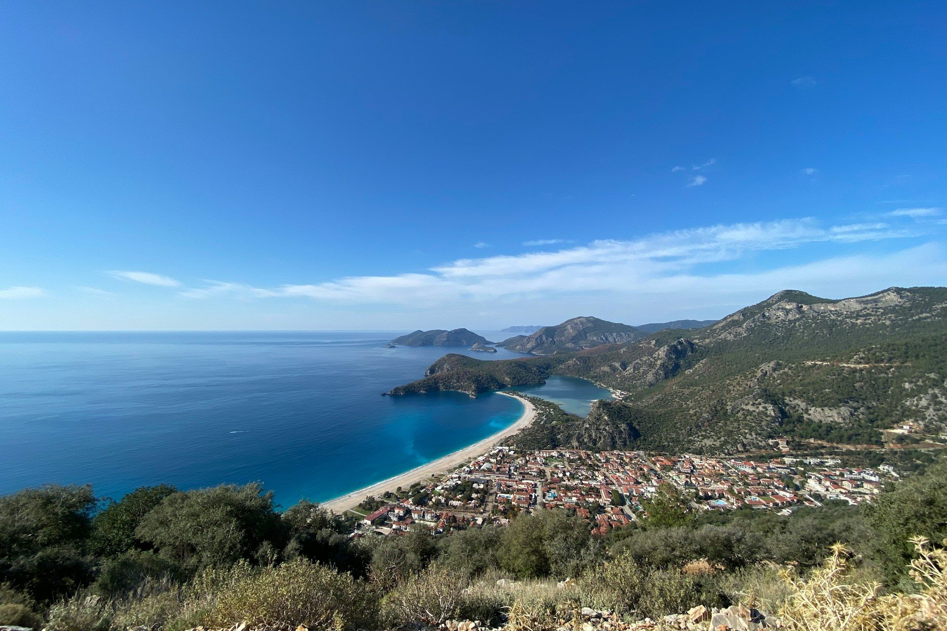 <p>This seaside resort town in the southwestern district of Fethiye is famous for its Blue Lagoon of stunningly beautiful turquoise water. The lake is among the many natural beauties Ölüdeniz has to offer.</p> <p>Photo: Ergin Güçlü / Unsplash</p>