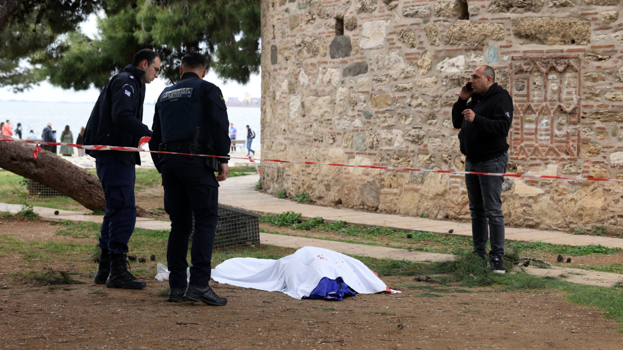 ταυτοποιήθηκε ο άνδρας που έπεσε από τον λευκό πύργο στη θεσσαλονίκη - εξετάζεται το ενδεχόμενο της αυτοκτονίας