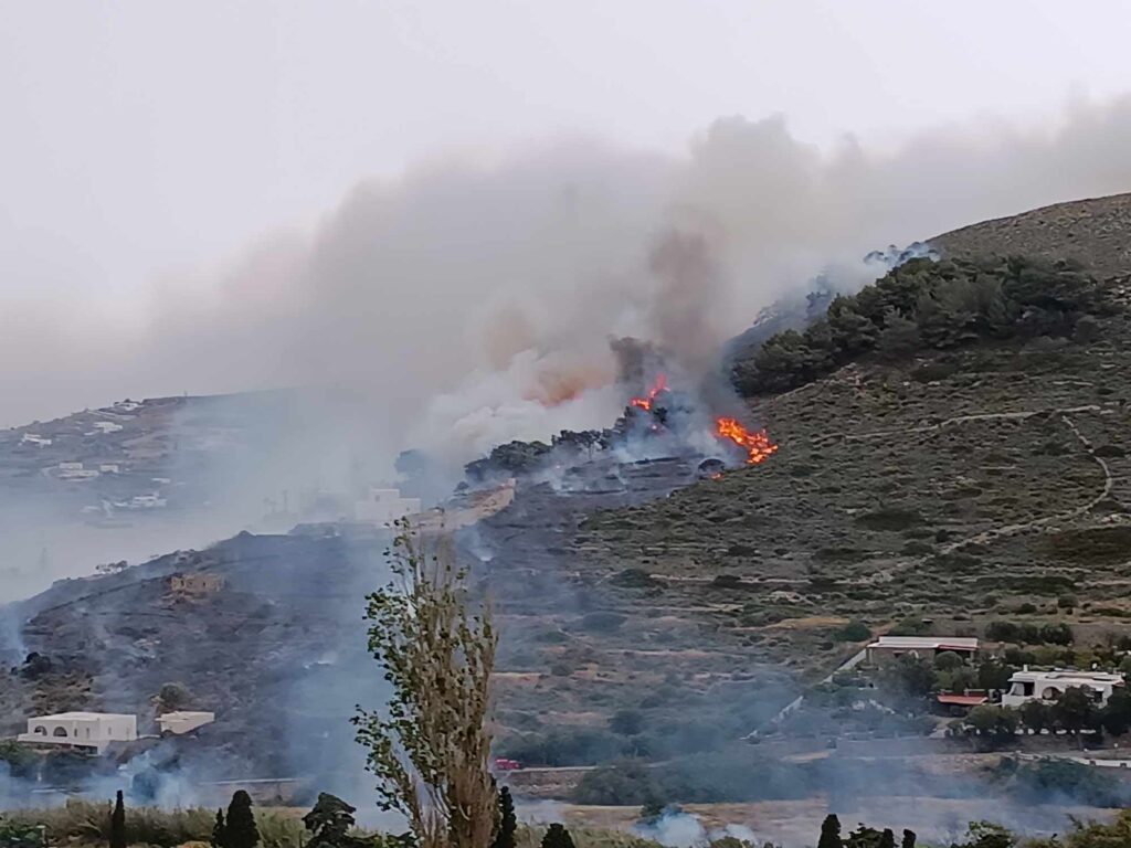 πάρος: ξέσπασε μεγάλη φωτιά κοντά στην παροικιά - ήχησε το 112, εκκενώνουν οι κάτοικοι