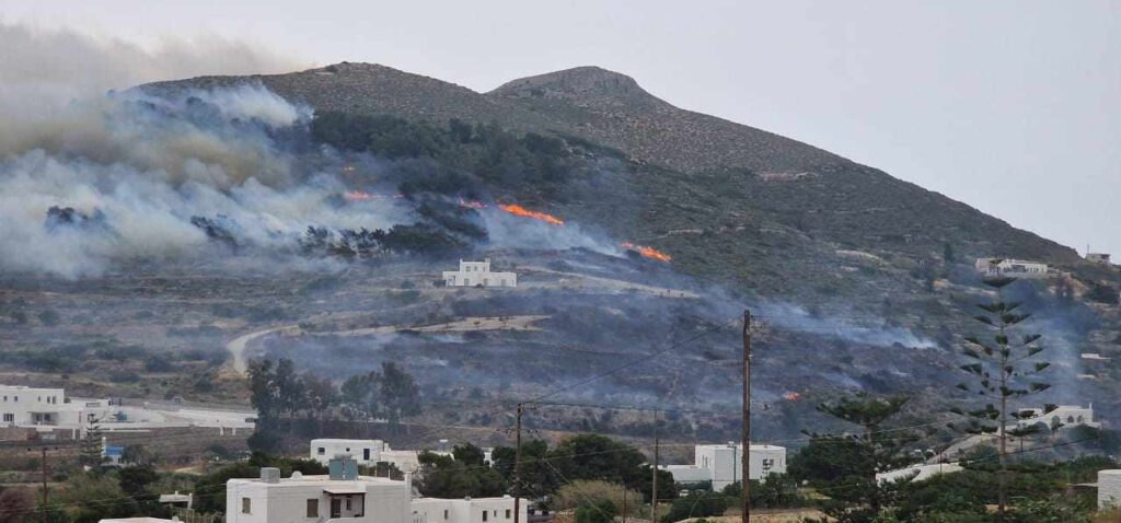 πάρος: ξέσπασε μεγάλη φωτιά κοντά στην παροικιά - ήχησε το 112, εκκενώνουν οι κάτοικοι
