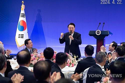 President Yoon Suk Yeol (C) makes remarks during a banquet dinner hosted for the chiefs of South Korean diplomatic missions overseas at a hotel in downtown Seoul on April 22, 2024, on the first day of a five-day conference of the mission chiefs, in this photo provided by Yoon's office. (PHOTO NOT FOR SALE) (Yonhap)