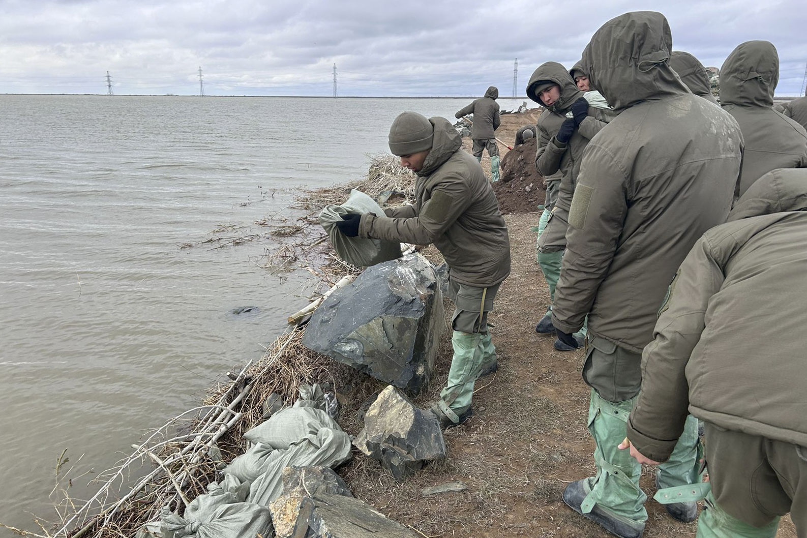 kazajistán envía a medio millar de militares y rescatistas a oral tras la ruptura de un dique