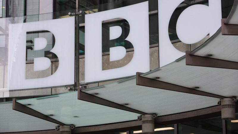 photos à caractère sexuel : un présentateur vedette de la bbc démissionne