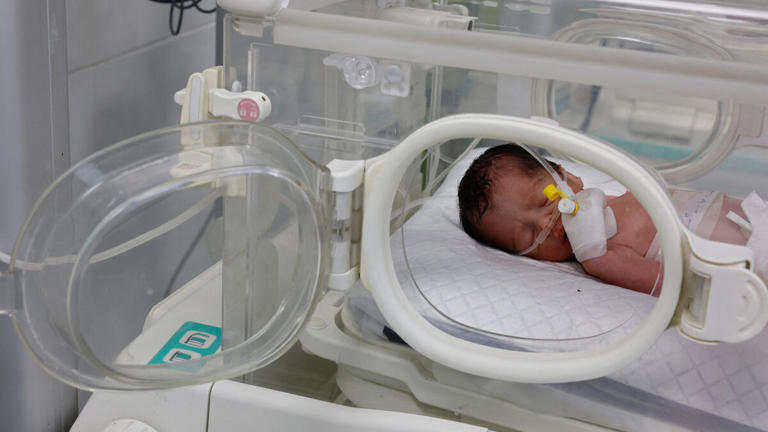 Le bébé a été sauvé du ventre de sa mère, tuée par une frappe israélienne avec son mari et sa fille. La petite fille, qui pesait 1,4 kilo à sa naissance, a été placée en couveuse. Reuters/Mohammed Salem