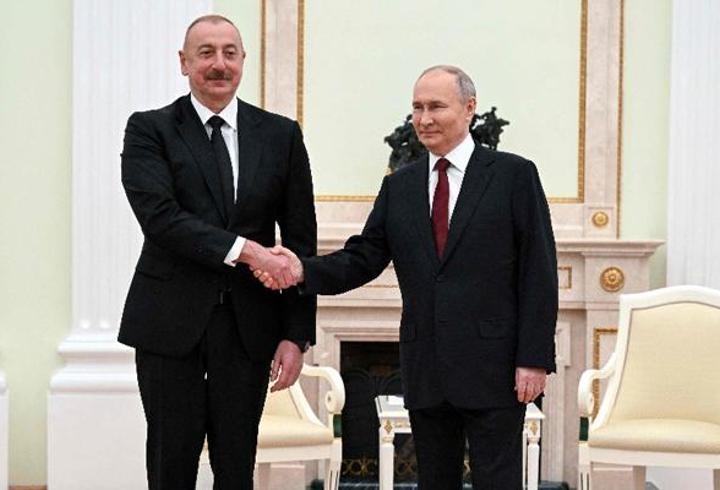 aliyev ile rusya devlet başkanı putin bir araya geldi