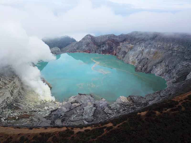 turista muere tras caer a un volcán activo mientras posaba para una foto