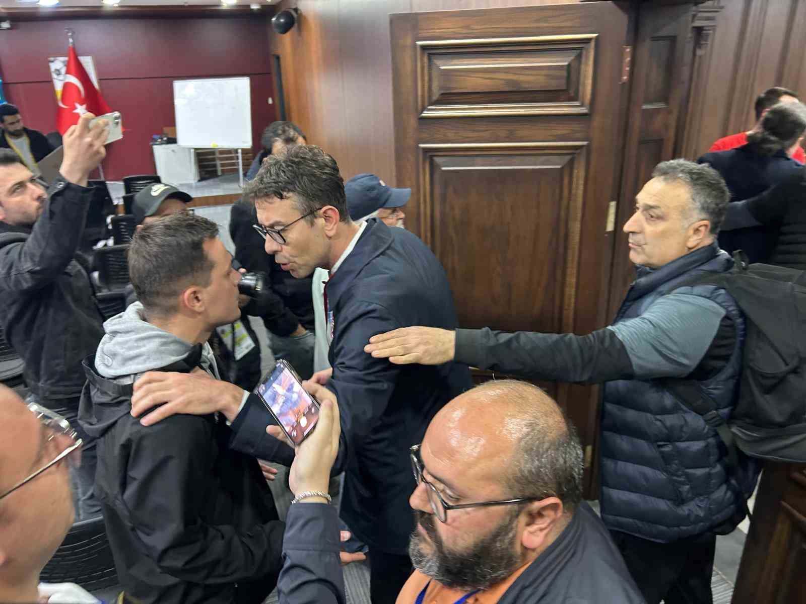 kocaelispor teknik direktörü mustafa gürsel’in basın toplantısı müzik yüzünden yarım kaldı