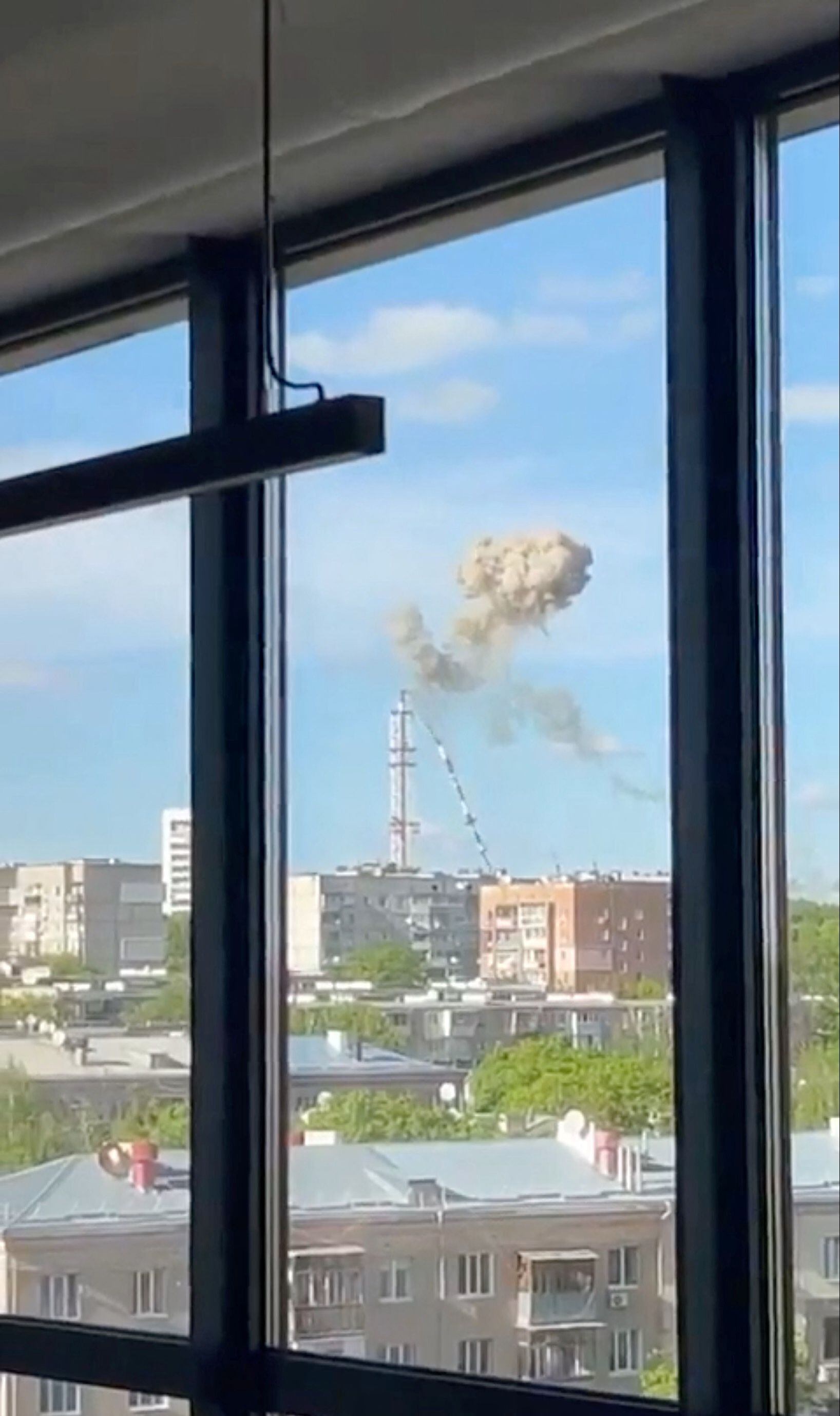 rusia destruye una de las más grandes antenas de televisión de ucrania, el ataque quedó registrado en video