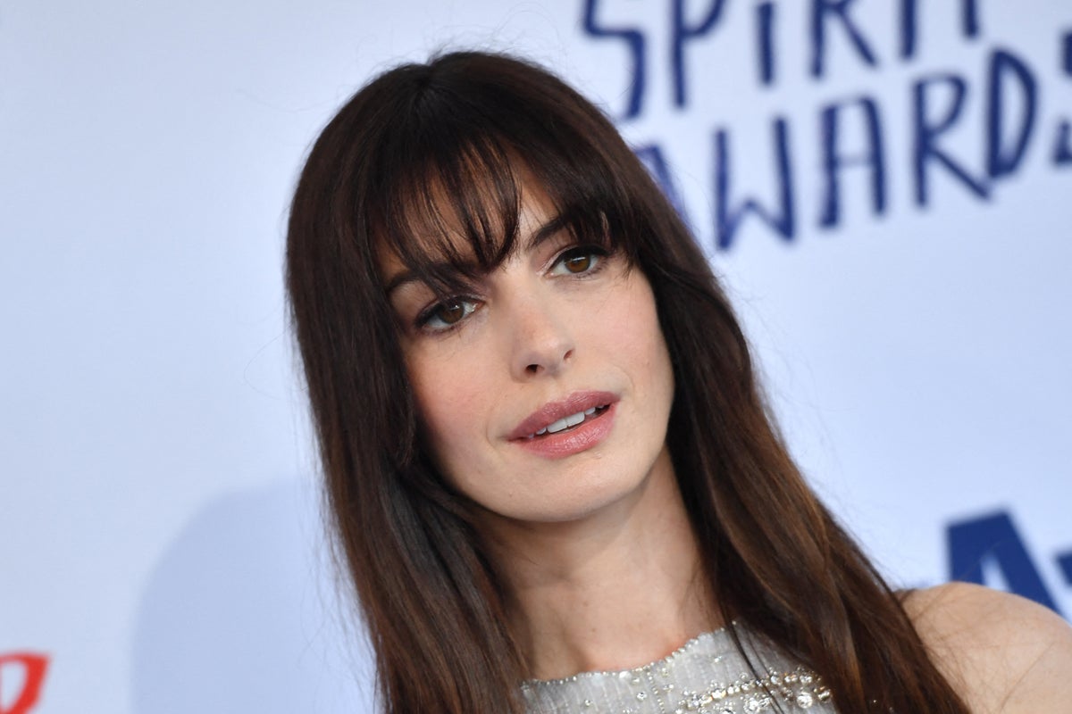 Anne Hathaway Says She Had To Kiss 10 Men During ‘gross’ Chemistry ...