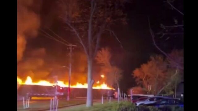 aπίστευτες εικόνες από τον καναδά: τρένο τυλιγμένο στις φλόγες διέσχισε το κέντρο της πόλης στο οντάριο
