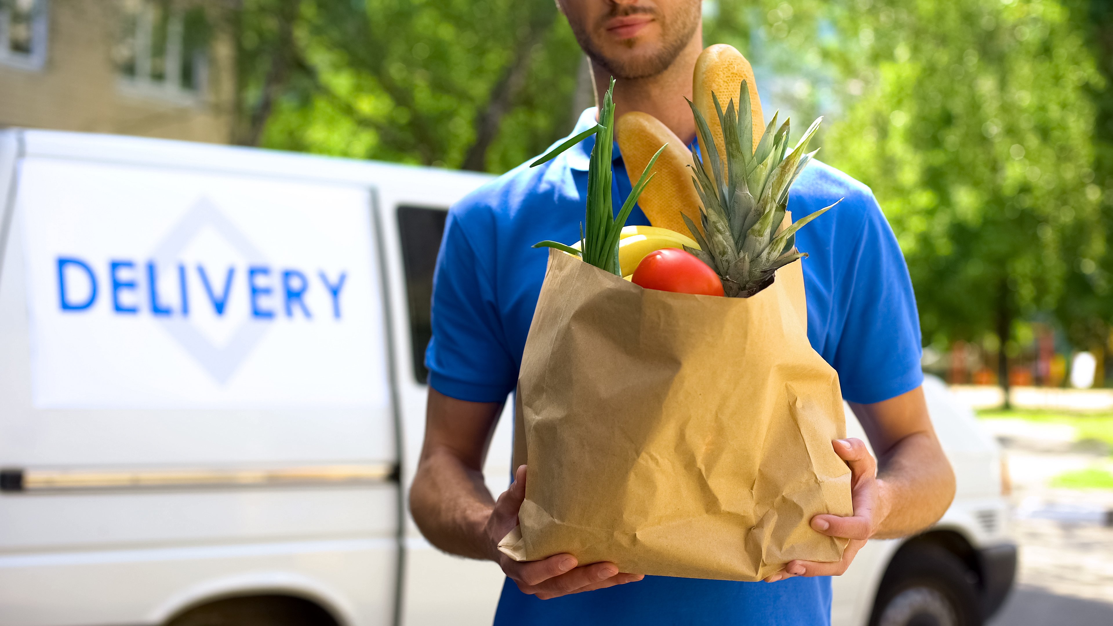 Доставка из магазина быстро. Курьер с продуктами. Курьер доставка продуктов. Доставка продуктов фото. Пакет с продуктами в руке.