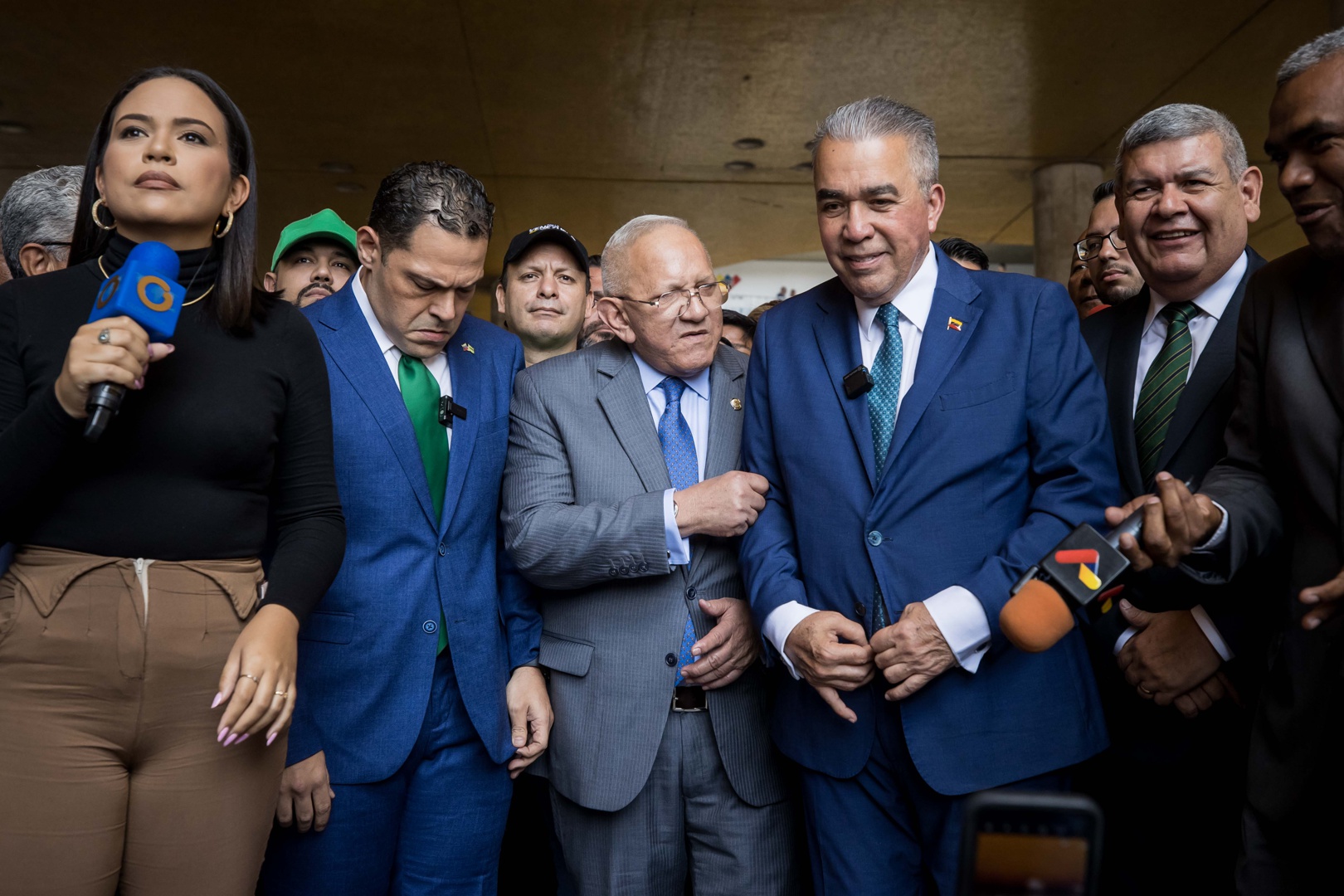 dos candidatos presidenciales de venezuela renuncian en favor de diputado socialdemócrata