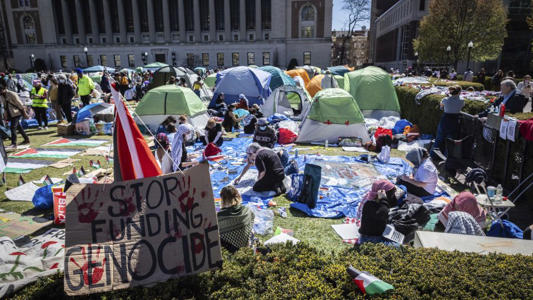 Columbia University sets midnight deadline for talks to dismantle protest encampment<br><br>