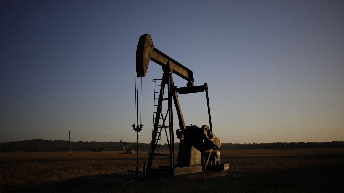 el precio del petróleo tocó el mínimo mensual mientras baja la tensión geopolítica