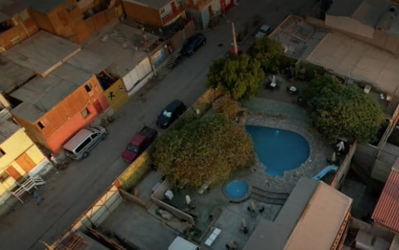 hasta con piscina: descubren lujosa casa con cascada en toma denominada ‘las favelas del desierto’