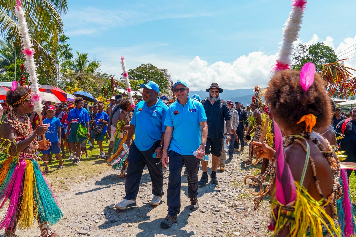 australia and papua new guinea leaders trek toward wwii south pacific battleground