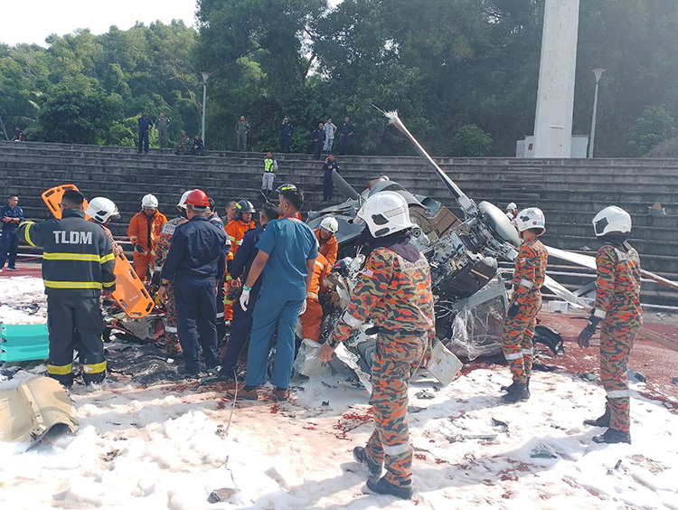 malezya'da 2 askeri helikopterin çarpışması sonucu 10 kişi öldü