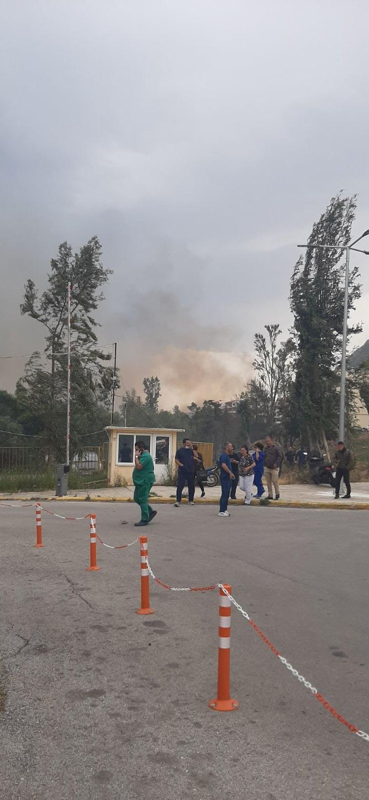 φωτιά στη σούδα: κοντά στο ναυτικό νοσοκομείο οι φλόγες - πολίτες μεταφέρονται με αρματαγωγό (φωτογραφίες)