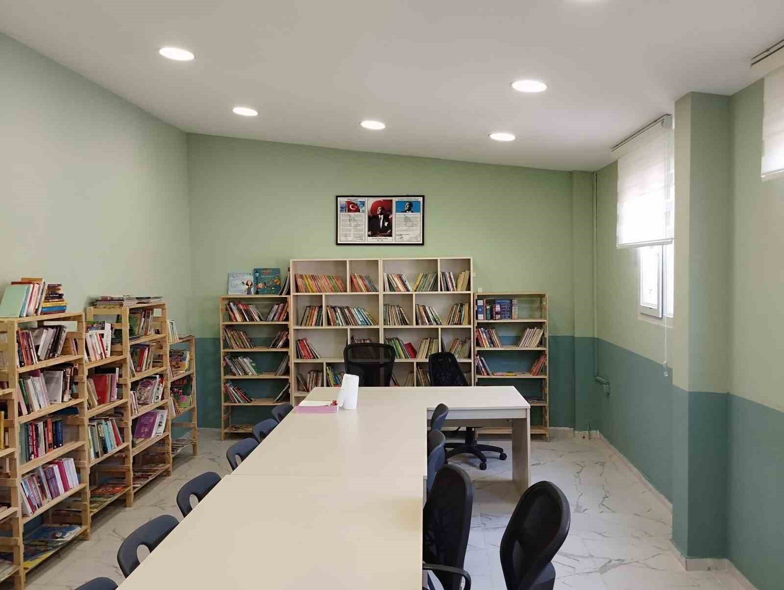 depremzede çocuklar için prefabrik okula kütüphane kuruldıu
