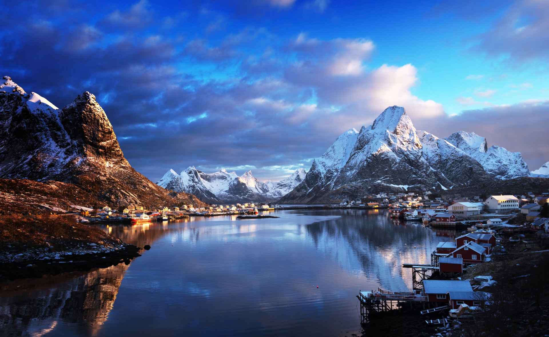 Situé dans le comté de Nordland, l'archipel de Lofoten dispose de vastes montagnes, d'incroyables fjords et de paysage magiques.<p><a href="https://www.msn.com/fr-fr/community/channel/vid-7xx8mnucu55yw63we9va2gwr7uihbxwc68fxqp25x6tg4ftibpra?cvid=94631541bc0f4f89bfd59158d696ad7e">Suivez-nous et accédez tous les jours à du contenu exclusif</a></p>