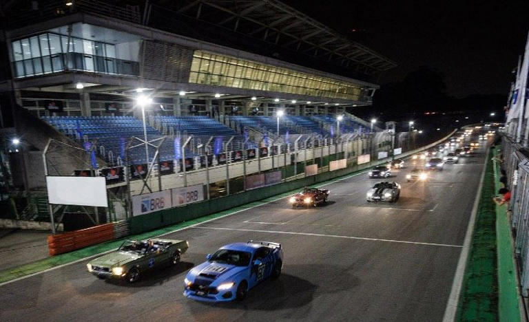 Más de 400 Mustangs y 1,000 personas celebraron en el circuito de Interlagos en São Paulo, Brasil