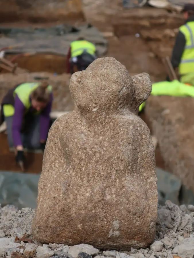 μοναδική ανακάλυψη: το γλυπτό θεότητας με σώμα φιδιού που εντόπισαν αρχαιολόγοι σε ρωμαϊκό φρούριο – γιατί το ονόμασαν «ταπεινό γίγαντα»