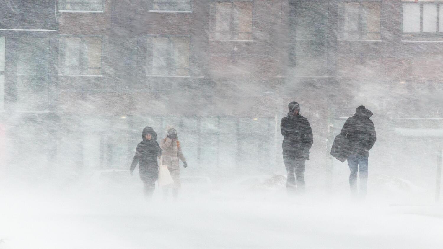 lumisade sai julkisen liikenteen sekaisin - hsl tiedottaa poikkeuksista reiteillä