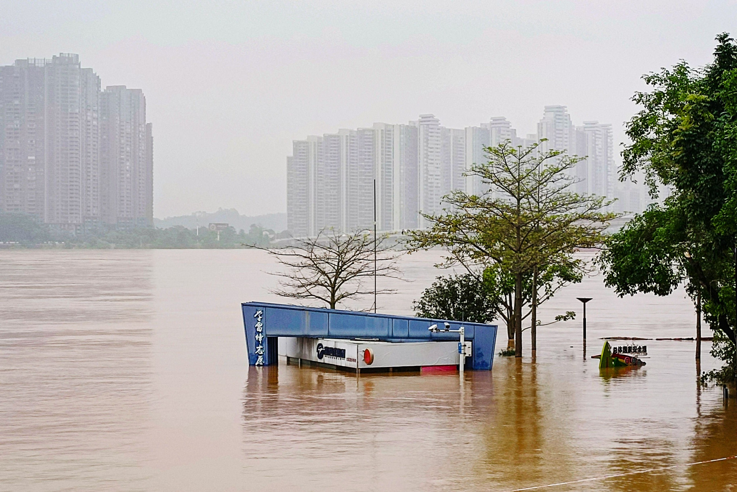 etelä-kiinaan korkeimman tason kaatosade- ja tulvavaroitus
