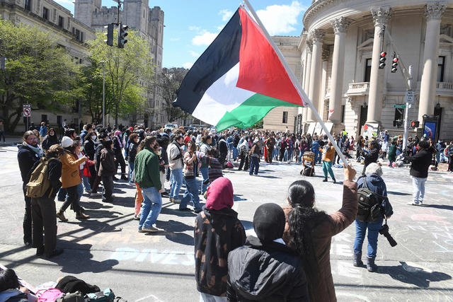 22日、米コネティカット州にあるエール大キャンパスで、集会を行う数百人の学生と親パレスチナ派支持者=AP