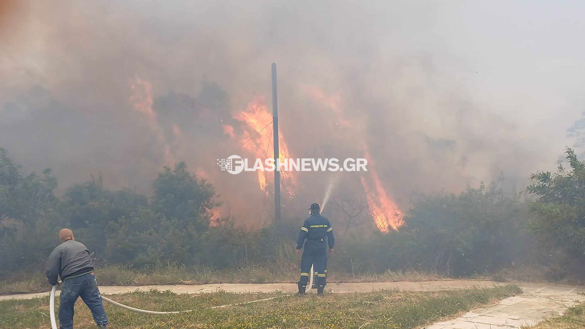 σούδα: μεγάλη φωτιά κοντά στον ναύσταθμο – «112» για εκκένωση του οικισμού (φωτογραφίες και βίντεο)