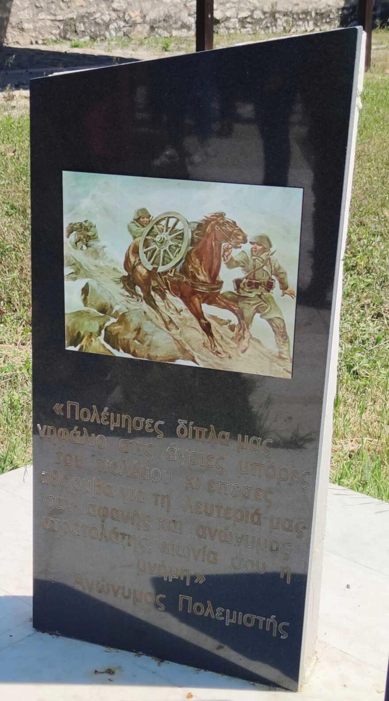 Στη Λάρισα έφτιαξαν μνημείο για τα πεσόντα... άλογα και μουλάρια: «Πολέμησες δίπλα μας νηφάλιο»