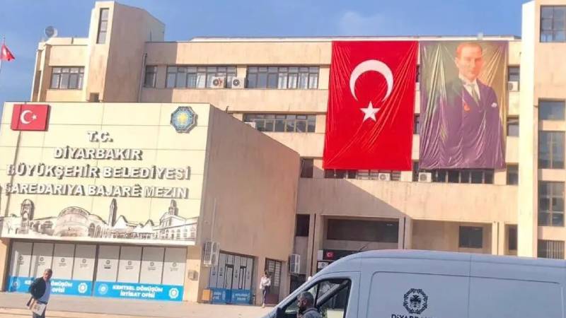diyarbakır büyükşehir belediye binasına türk bayrağı ve atatürk fotoğrafı asıldı