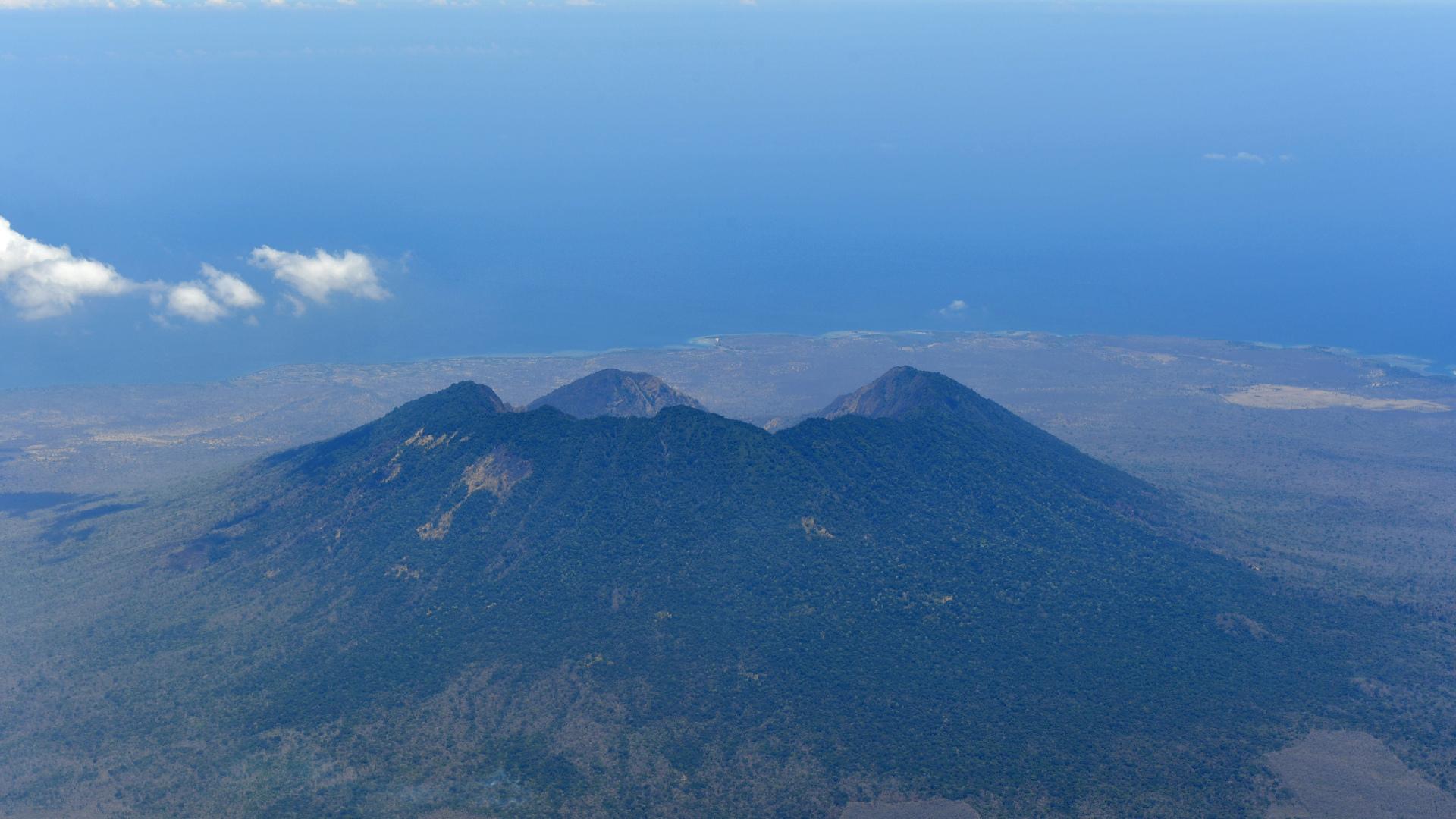 touristin posiert vor aktivem vulkan in indonesien – und fällt rein