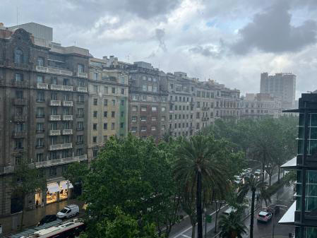 El cielo de Barcelona, totalmente nublado durante el episodio lluvioso del pasado lunes 22 de abril Propias/Andrea Gisbert