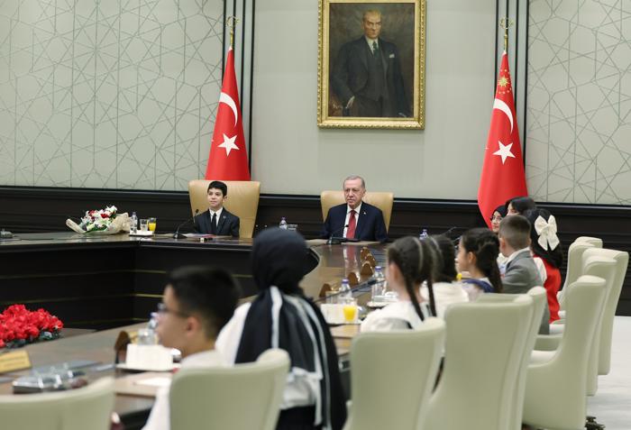 başkan erdoğan, bakan tekin ve beraberindeki çocukları kabul etti