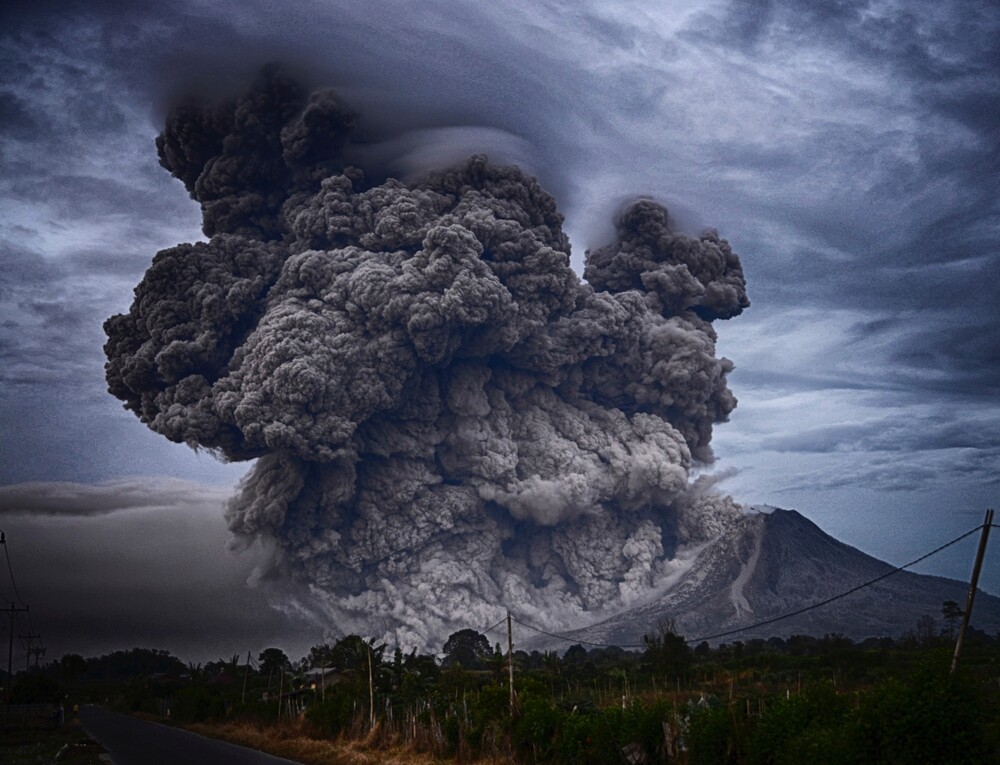 elle trébuche en prenant un selfie et tombe dans un volcan actif