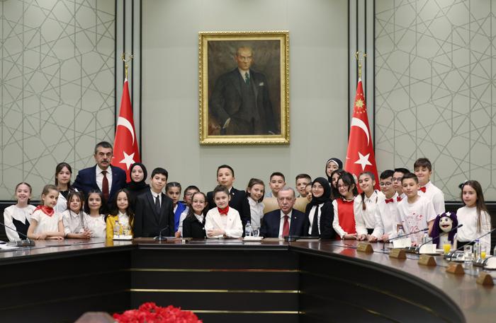 başkan erdoğan, bakan tekin ve beraberindeki çocukları kabul etti
