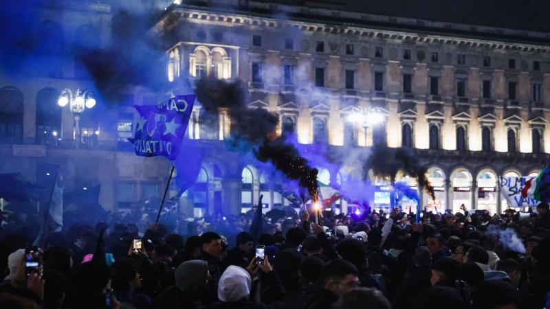 la folie dans les rues de milan : les supporters de l’inter célèbrent leur 20e titre de champion d’italie (vidéos)