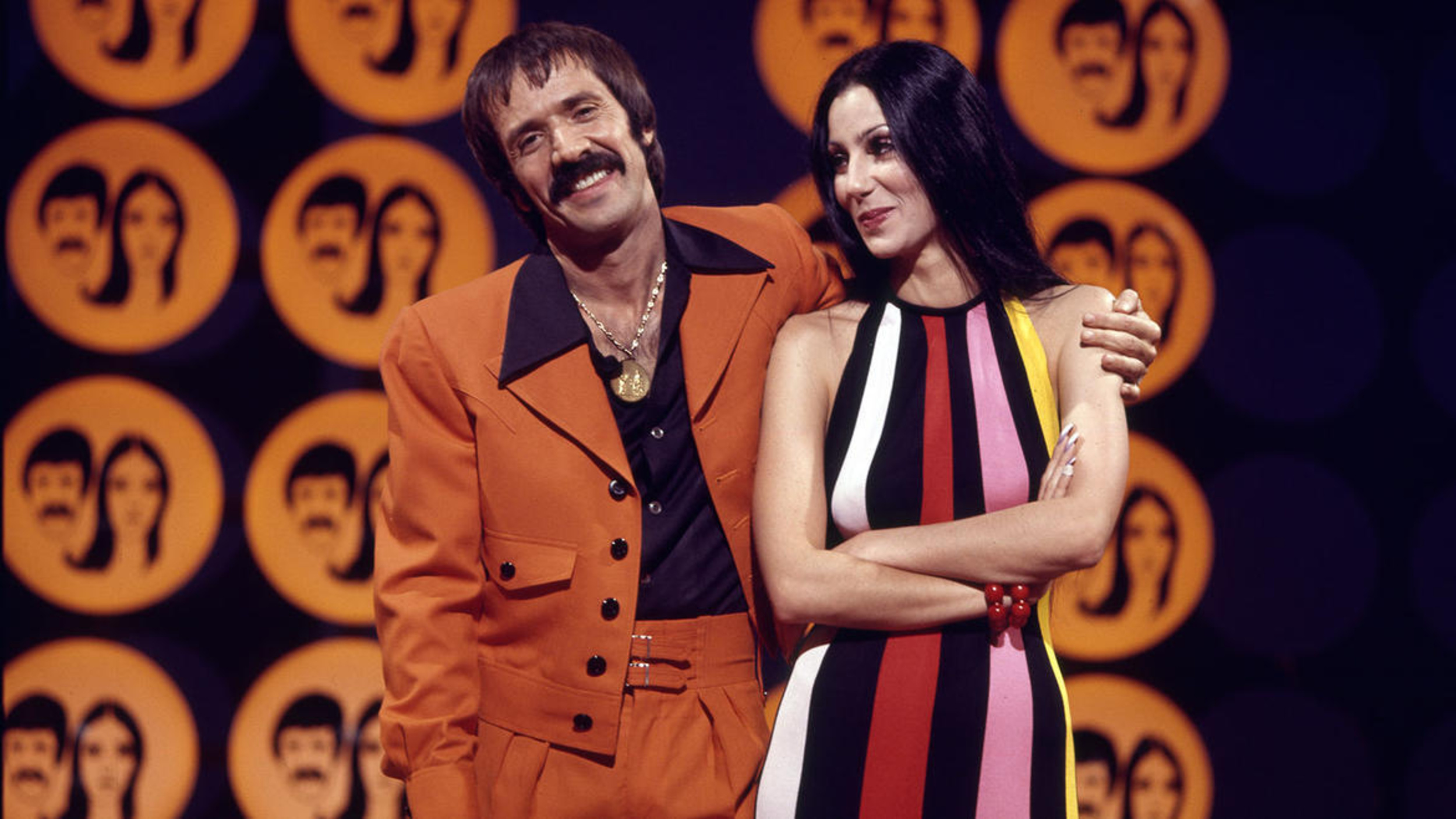 Sunny sonnie. Сонни и Шер. Sonny & cher / Сонни и Шер. Фото Sonny & cher. Шер и Сонни Боно the Sonny and cher comedy hour..