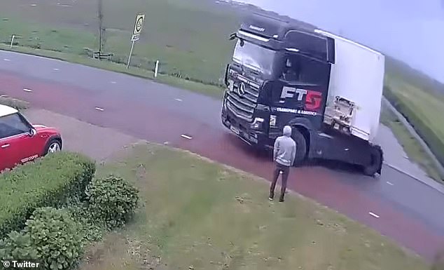 hilarious moment lorry driver fails to park... before onlooker does it