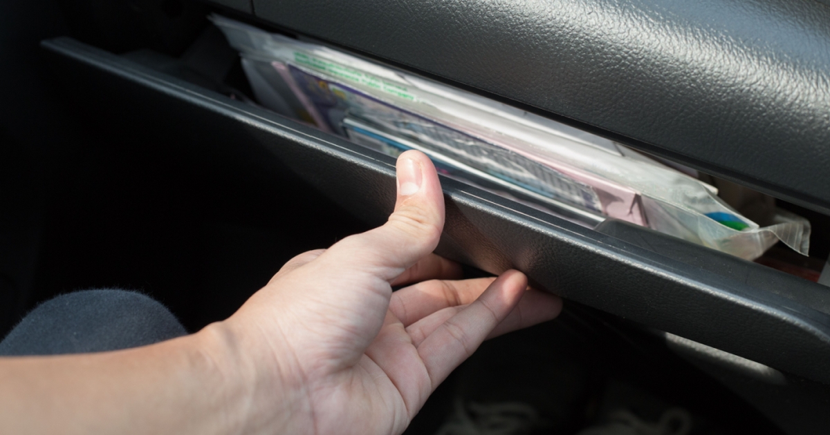 tyvene har fundet et nyt mål: efterlad aldrig dette i handskerummet i din bil