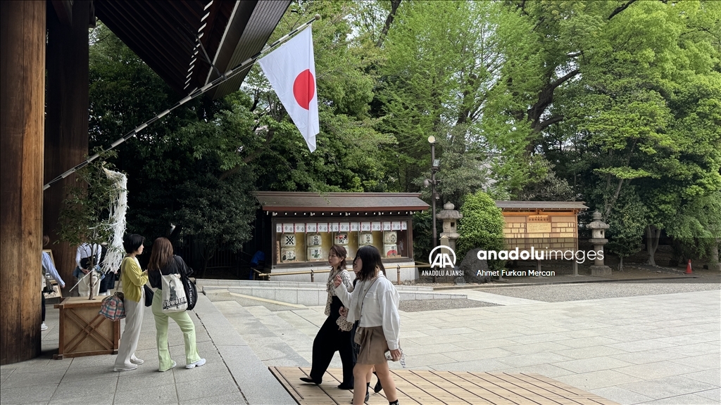 japonya'da iktidar ve muhalefet heyeti tartışmalı yasukuni tapınağı'nı ziyaret etti