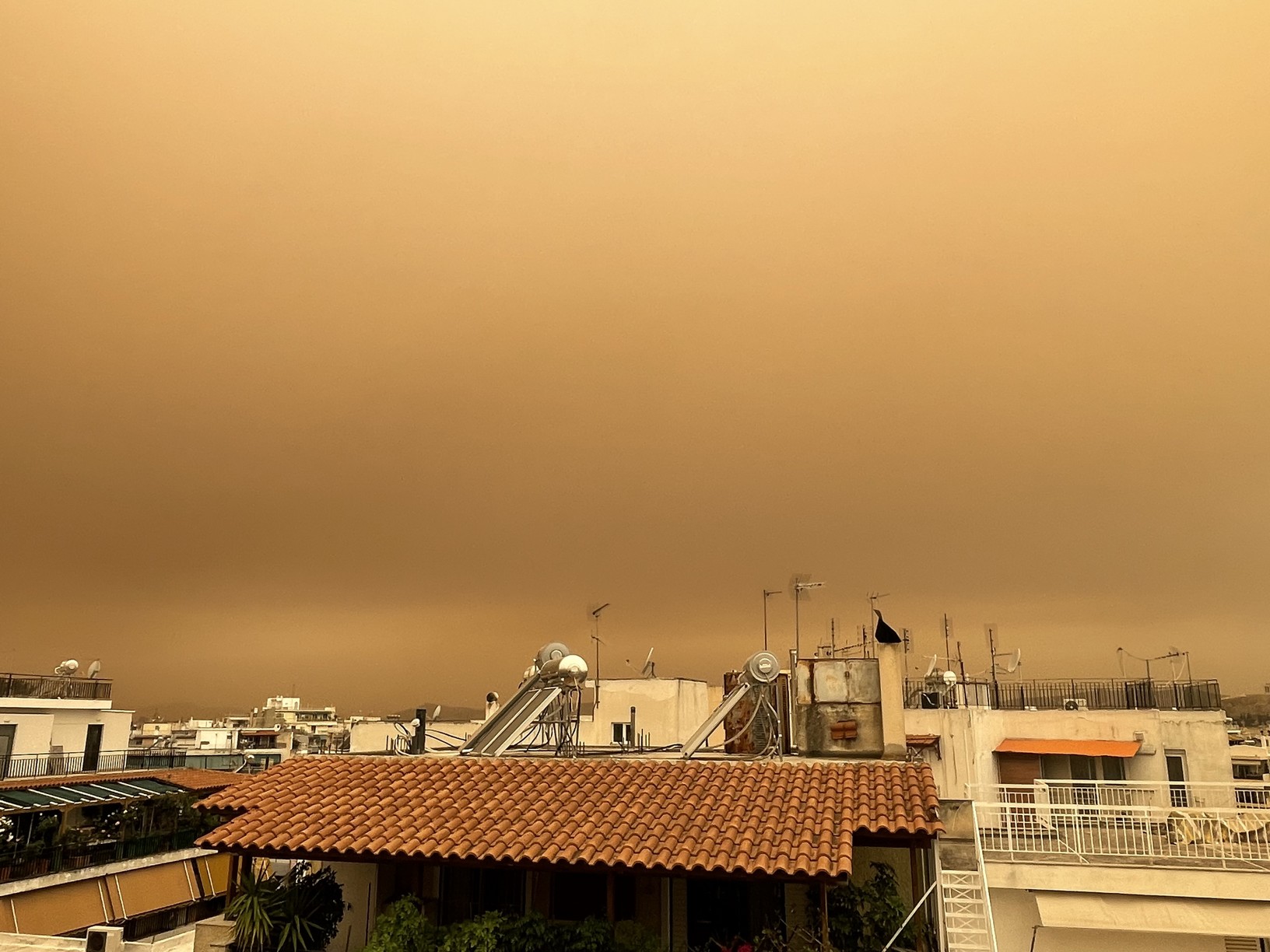 αφρικανική σκόνη: σοκαριστικές εικόνες και βίντεο από τον ουρανό της αττικής